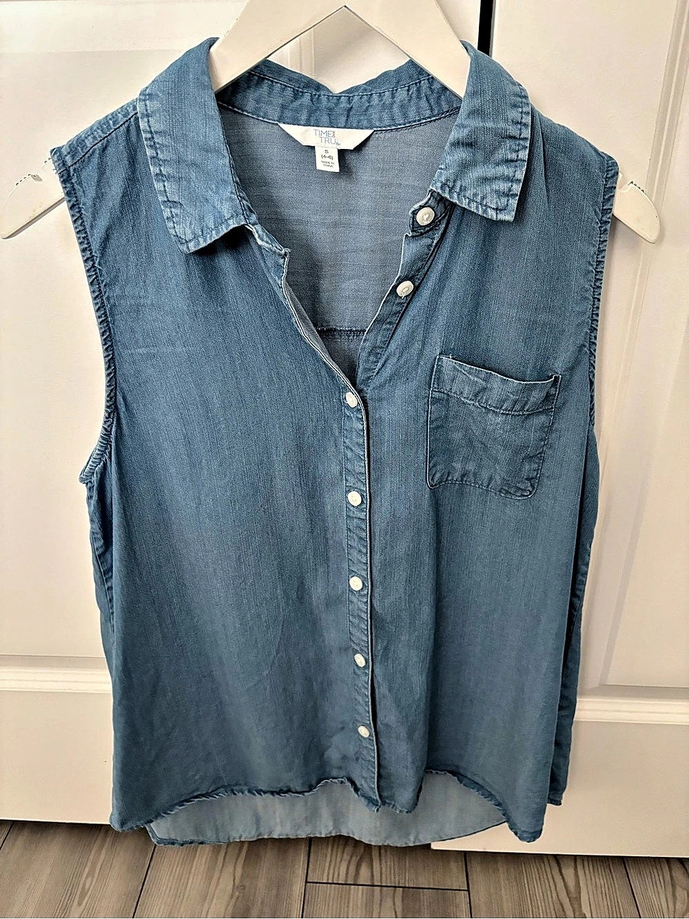 Time and Tru Sleeveless Denim Chambray Shirt Blue Small